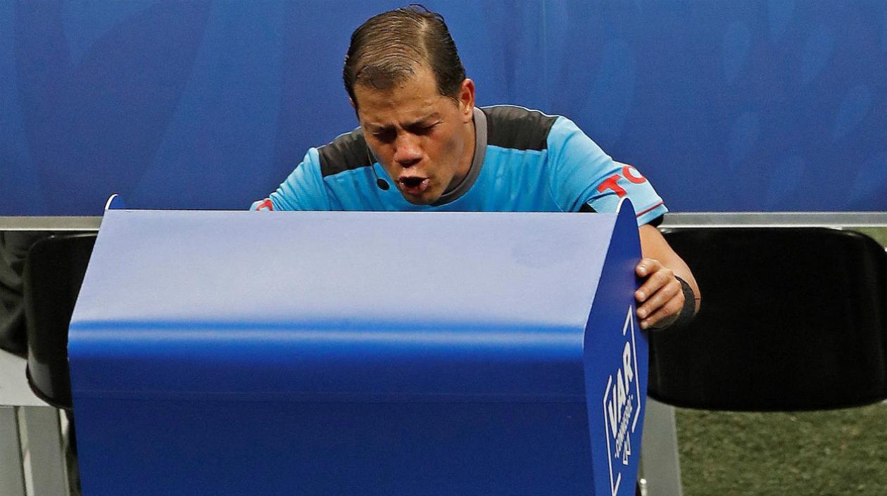 El árbitro Victor Hugo Carrillo revisa el VAR, durante el partido Colombia-Paraguay.