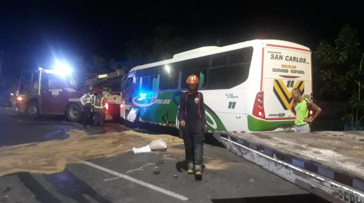 Bus que colisionó contra vivienda en Malambo que dejó cuatro fallecidos.