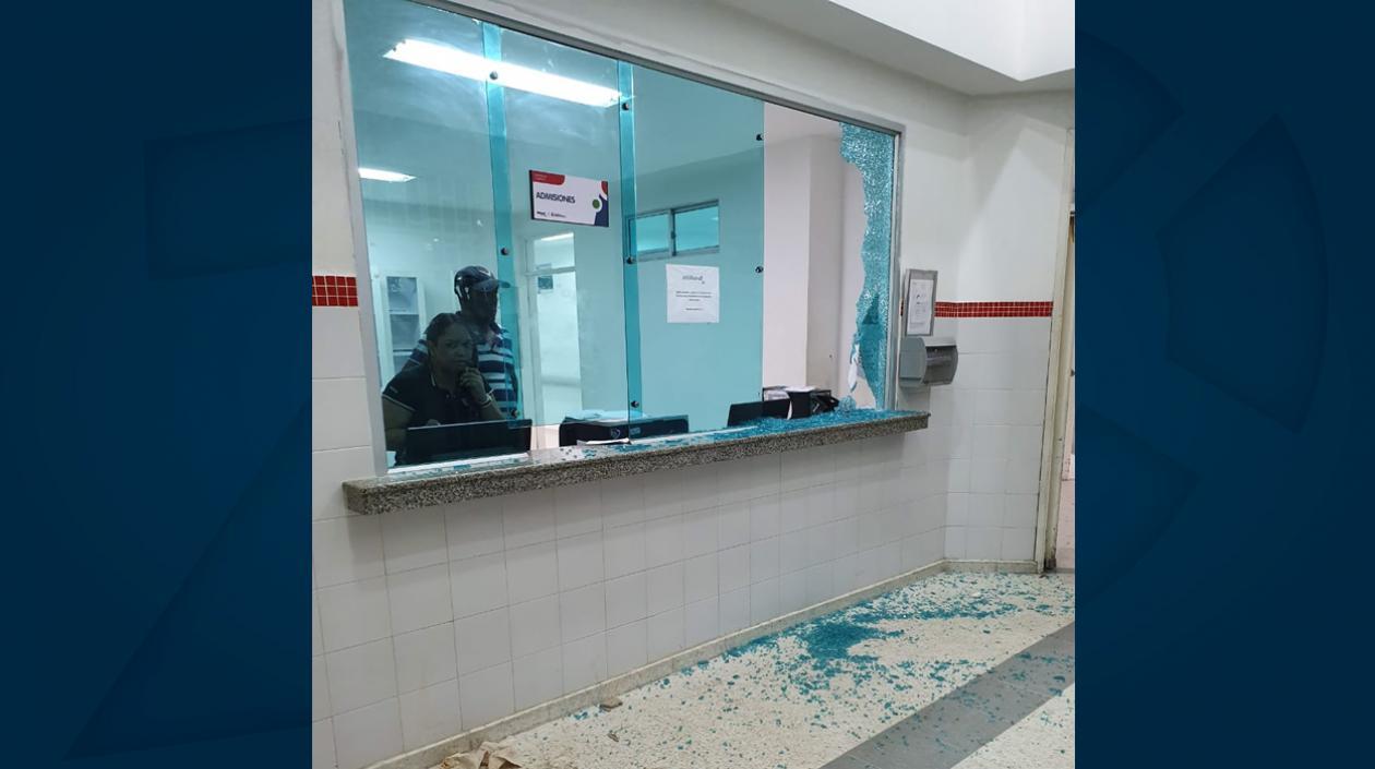 Así quedó una de las taquillas de atención al público y admisiones.