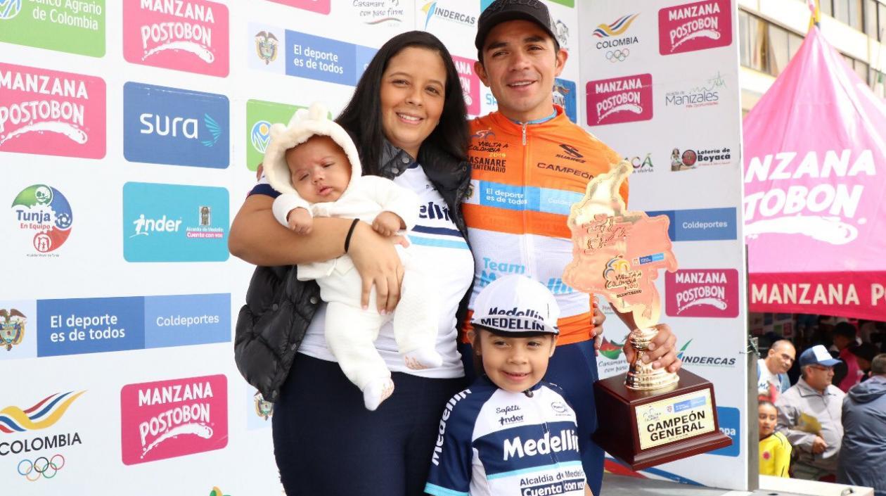 Fabio Duarte acompañado por su familia. 