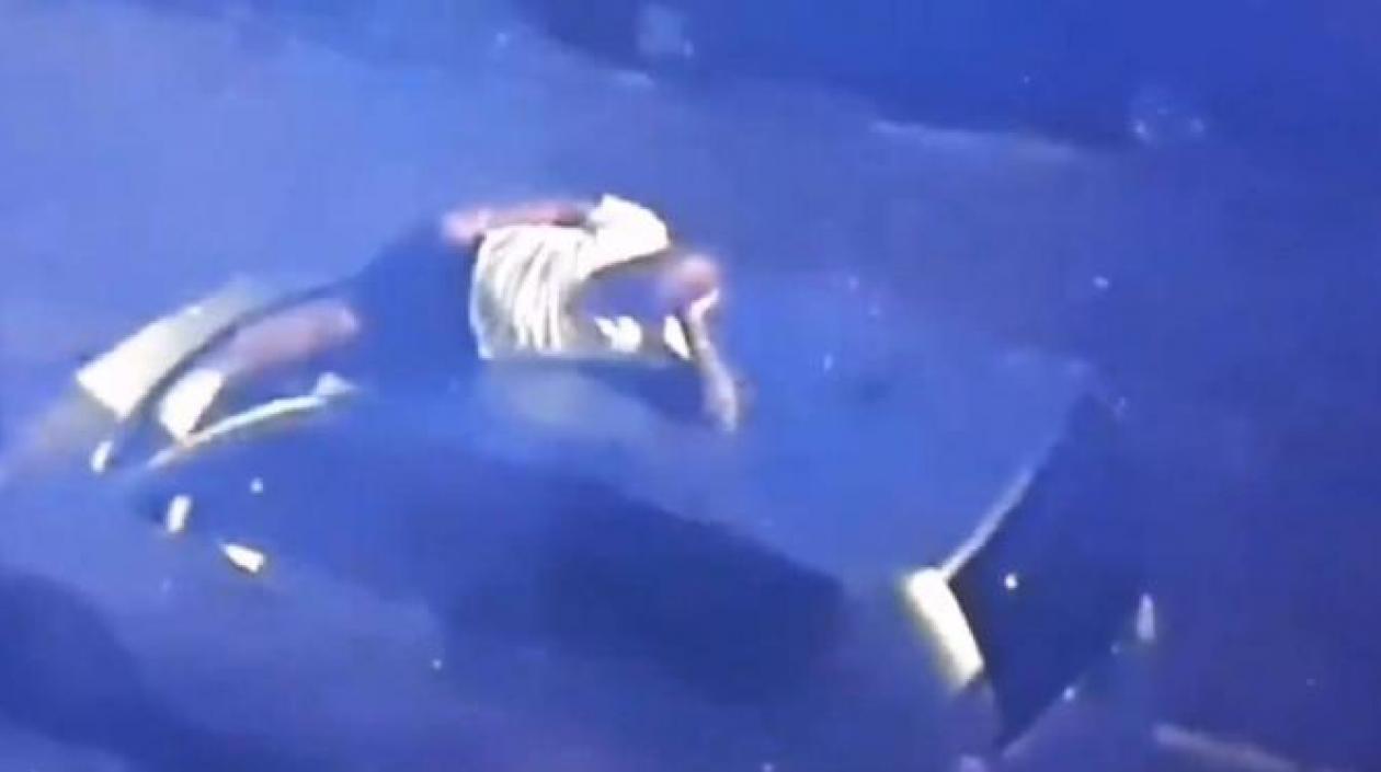 Wesley Sneijder en el momento en que se trepó al carro. 