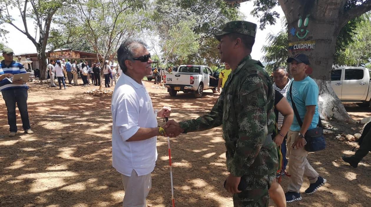 Jesús Santrich dándole la bienvenida al comandante del ejército de alta montaña del César.