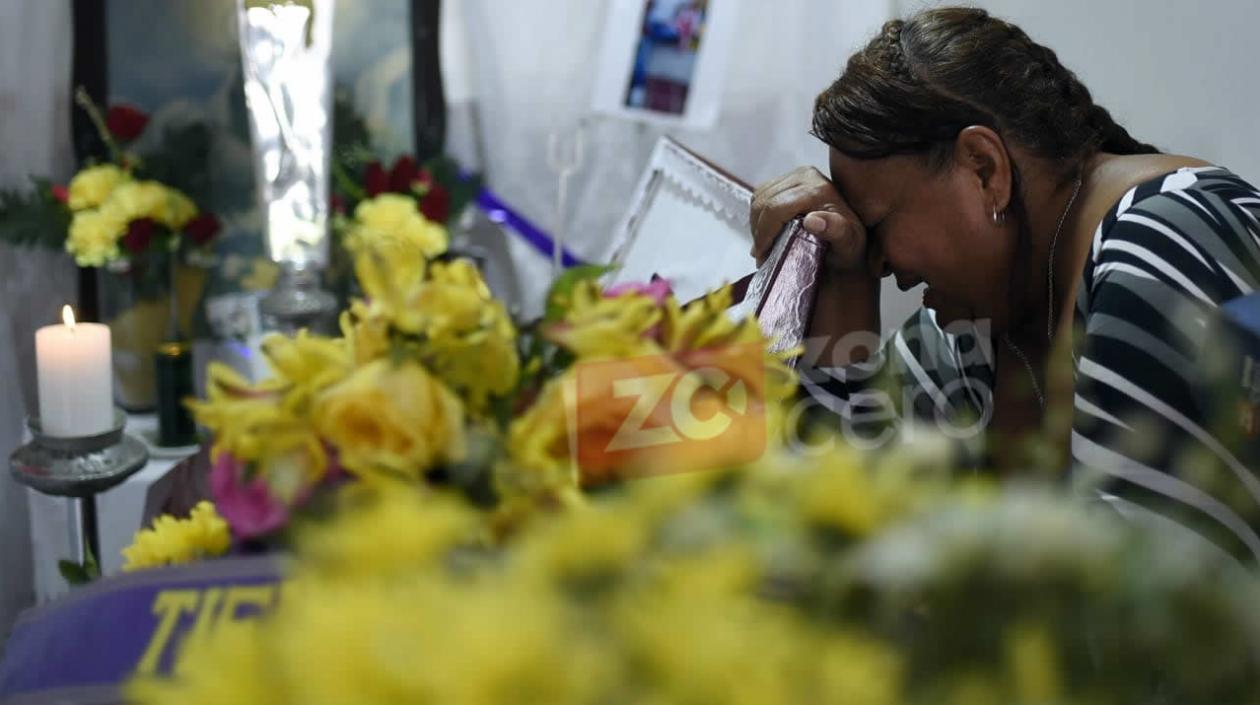 Ruby Rodríguez Rodríguez al lado del ataúd de su hijo.