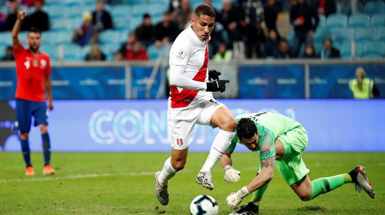 Paolo Guerrero antes de anotar el tercer gol del partido.