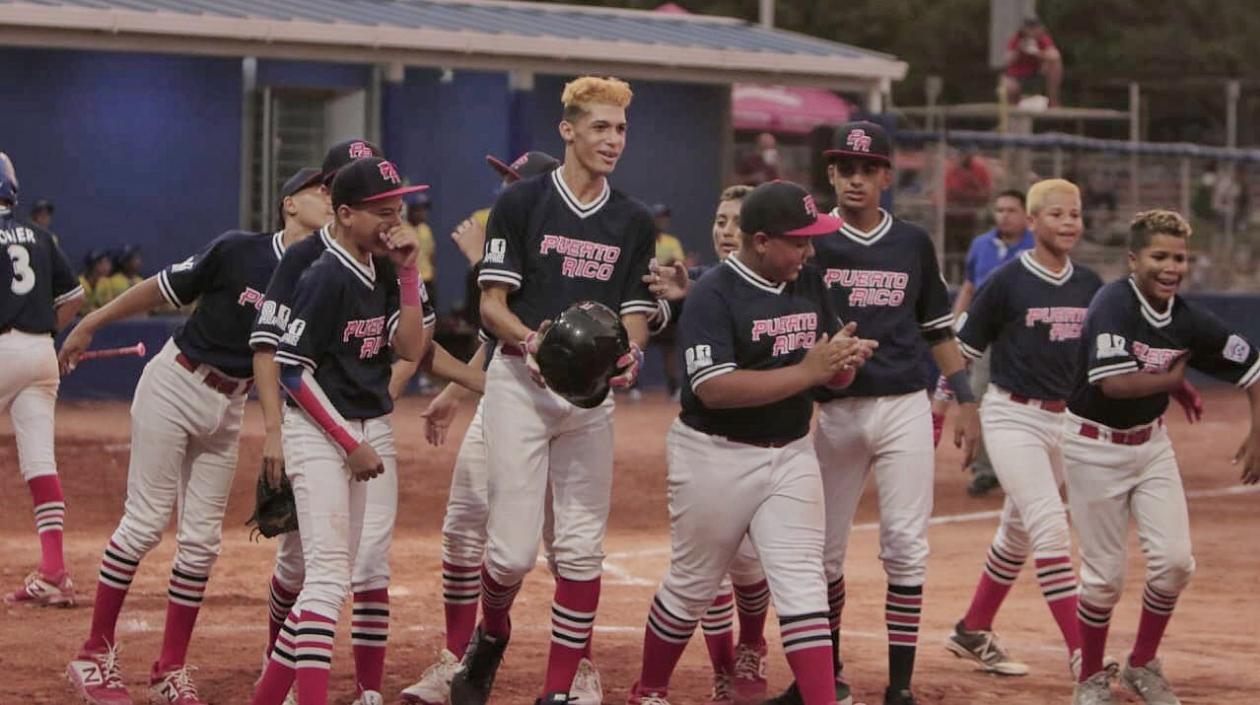 Jugadores de Puerto Rico celebran victoria. 