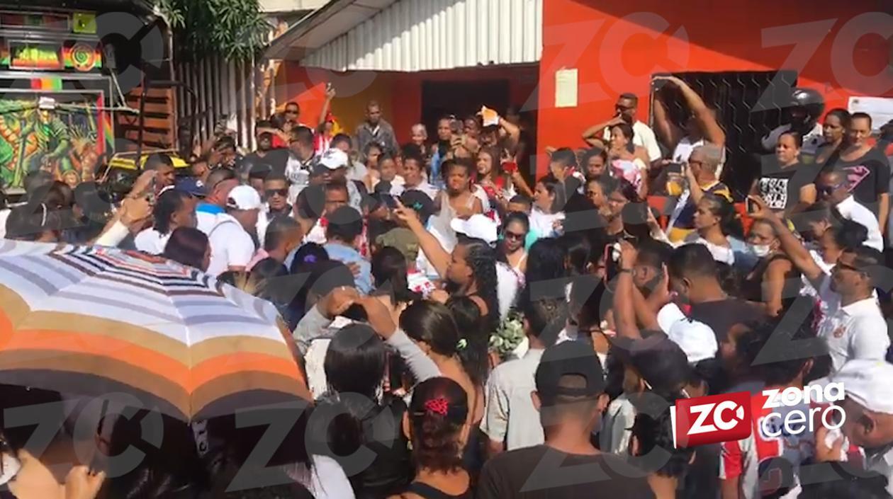 El cortejo fúnebre, a la salida de la casa donde residía Jair Roberto.