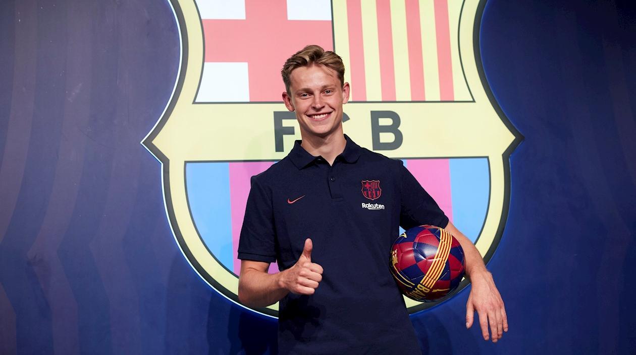 Frenkie de Jong, posa para los medios en la tienda del Barcelona FC. 