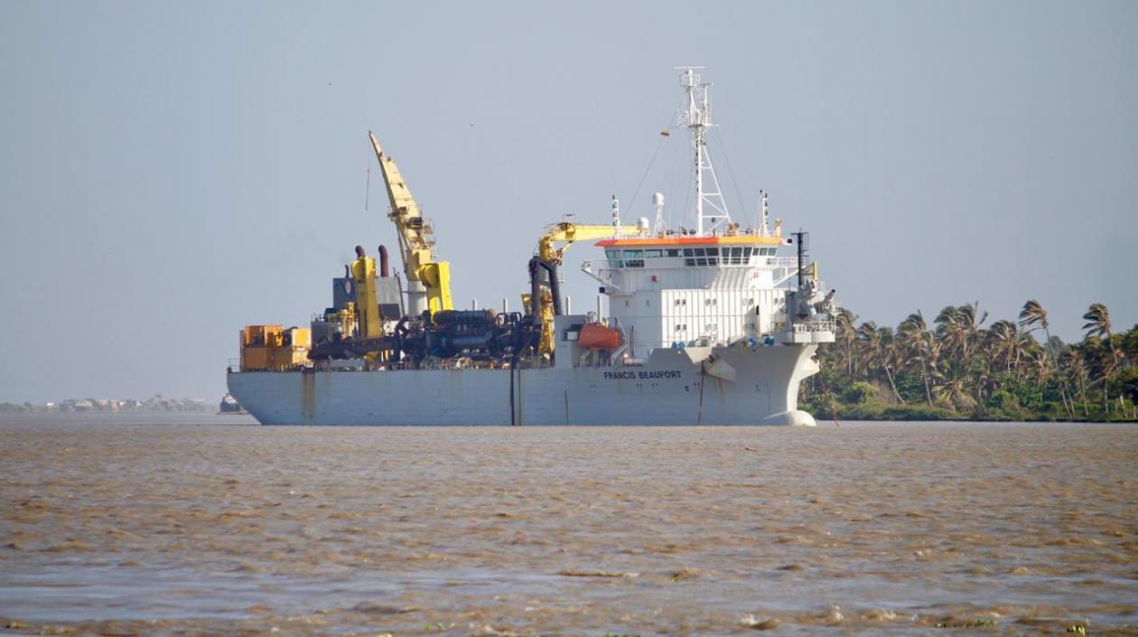 Draga Francis Beaufort, en el Río Magdalena.