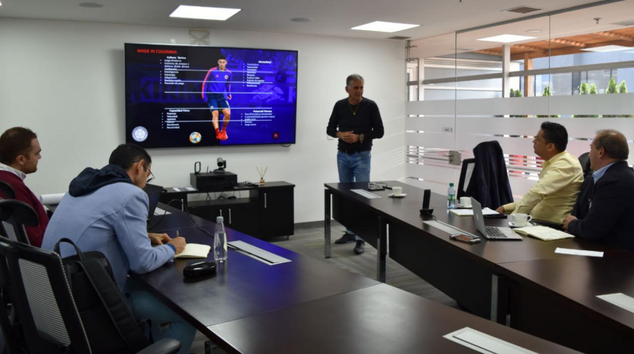 Carlos Queiroz suministra información a los entrenadores de las menores. 