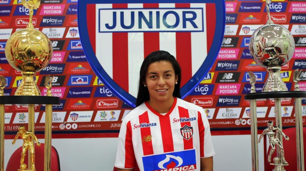 Yoreli Rincón con la camiseta de Junior. 