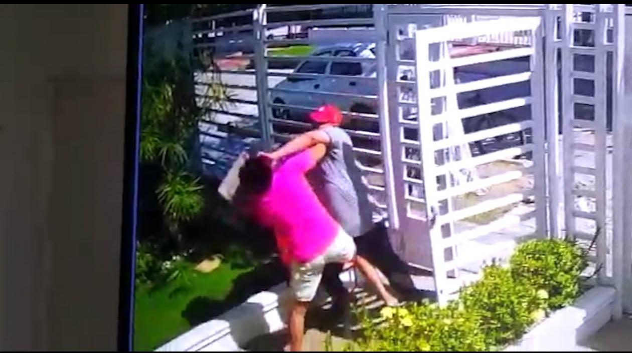 Momento en que el supuesto domiciliario forcejea con la empleada doméstica.