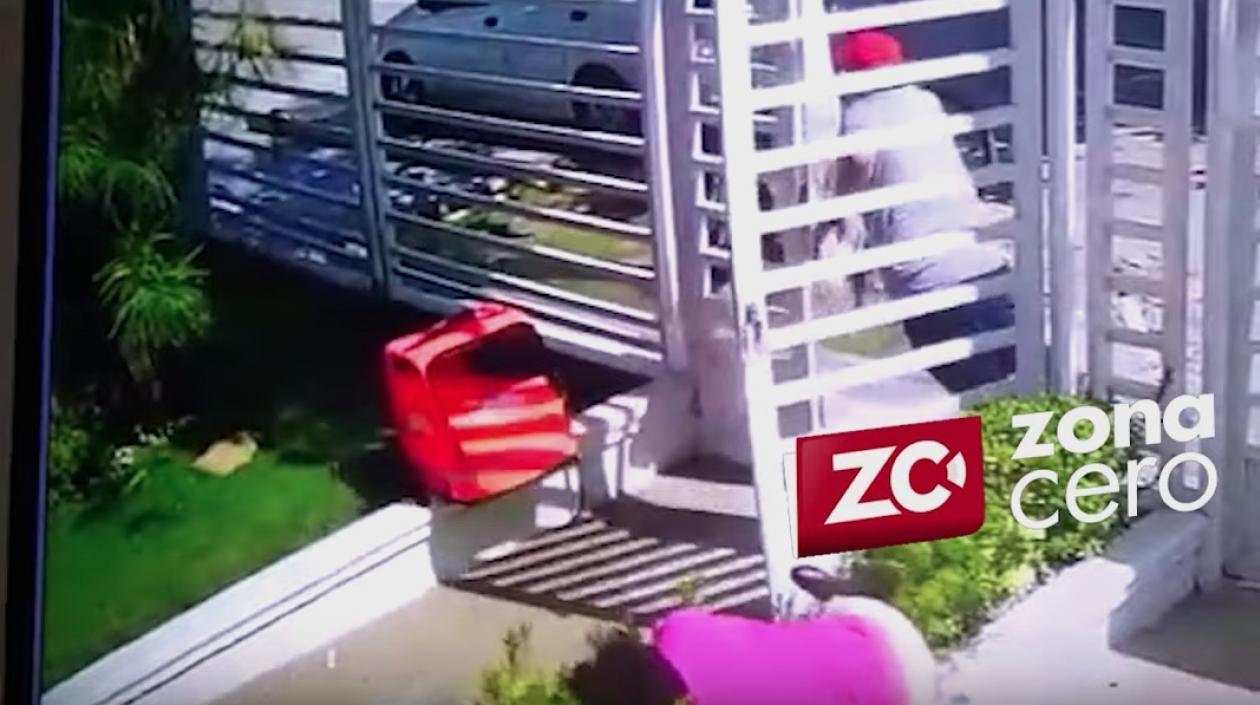 Momento en que el homicida emprende la huida dejando el maletín de domicilios que utilizó como señuelo.