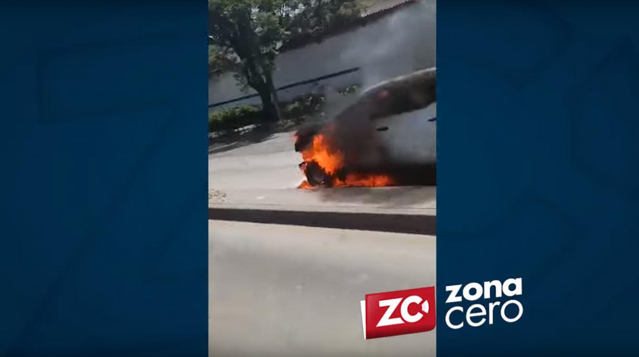 Incendio de buseta en la Vía 40.