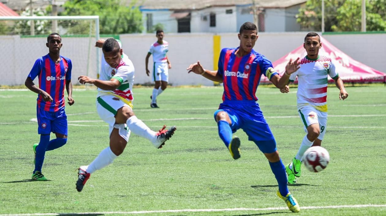 Acción del partido de la Escuela Barranquillera vs. Las Palmas San Lorenzo.