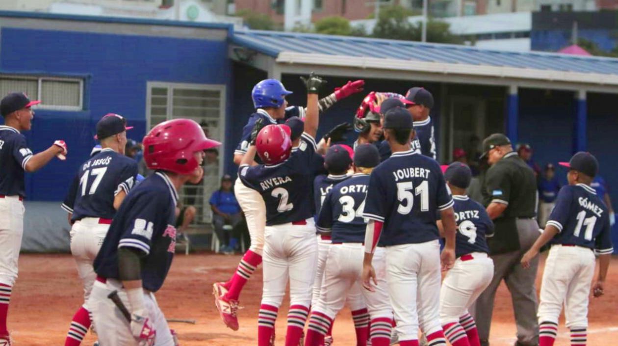 Puerto Rico festeja su victoria ante Venezuela. 