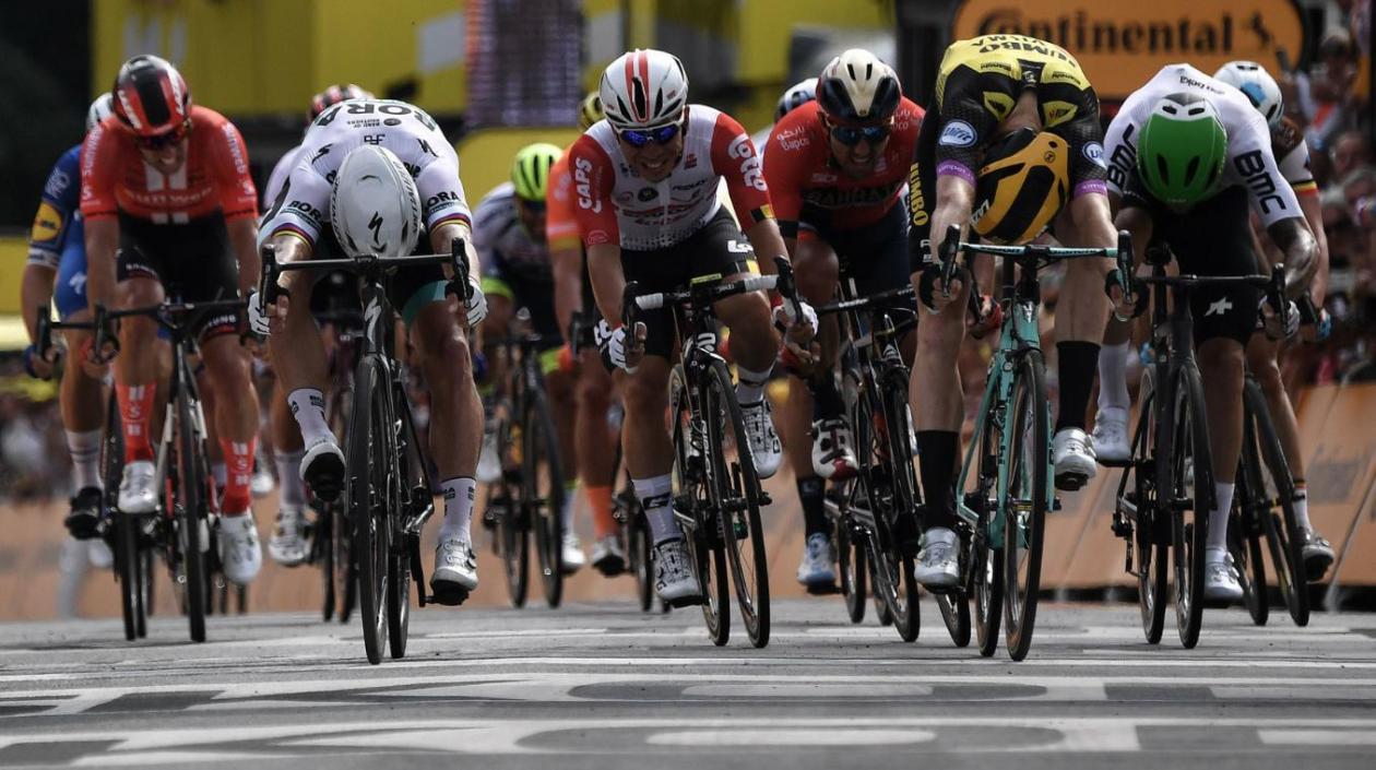 Mike Teunissen se impone en la meta a Peter Sagan.