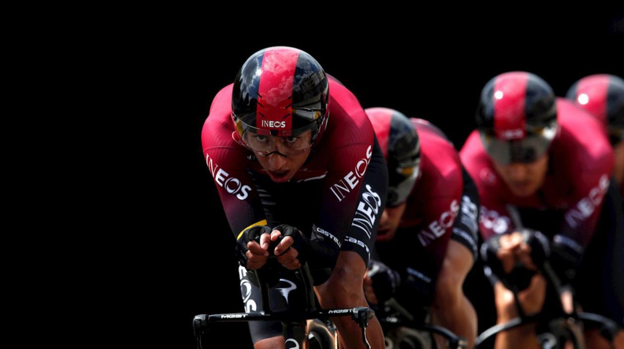 Egan Bernal realiza su relevo durante la contrarreloj por equipos. 