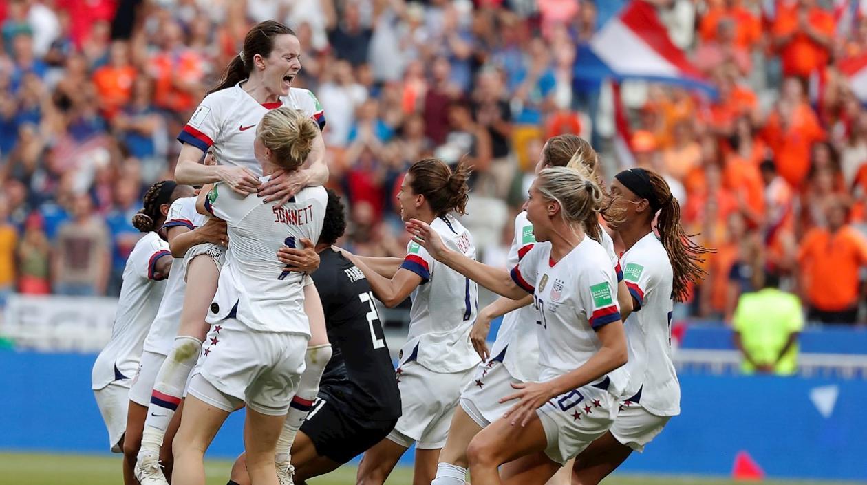 Jugadoras de Estados Unidos celebran el gol de Rose Lavelle.