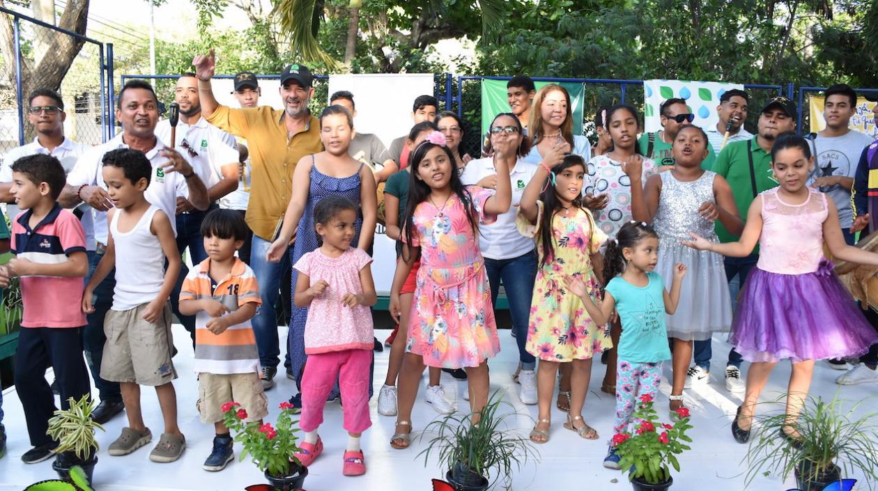 El tema titulado ‘Barranquilla limpia’ es una fusión de ritmos folclóricos y modernos, con arreglos musicales de los orientadores pedagógicos Lisandro Polo y Adalberto Marte.