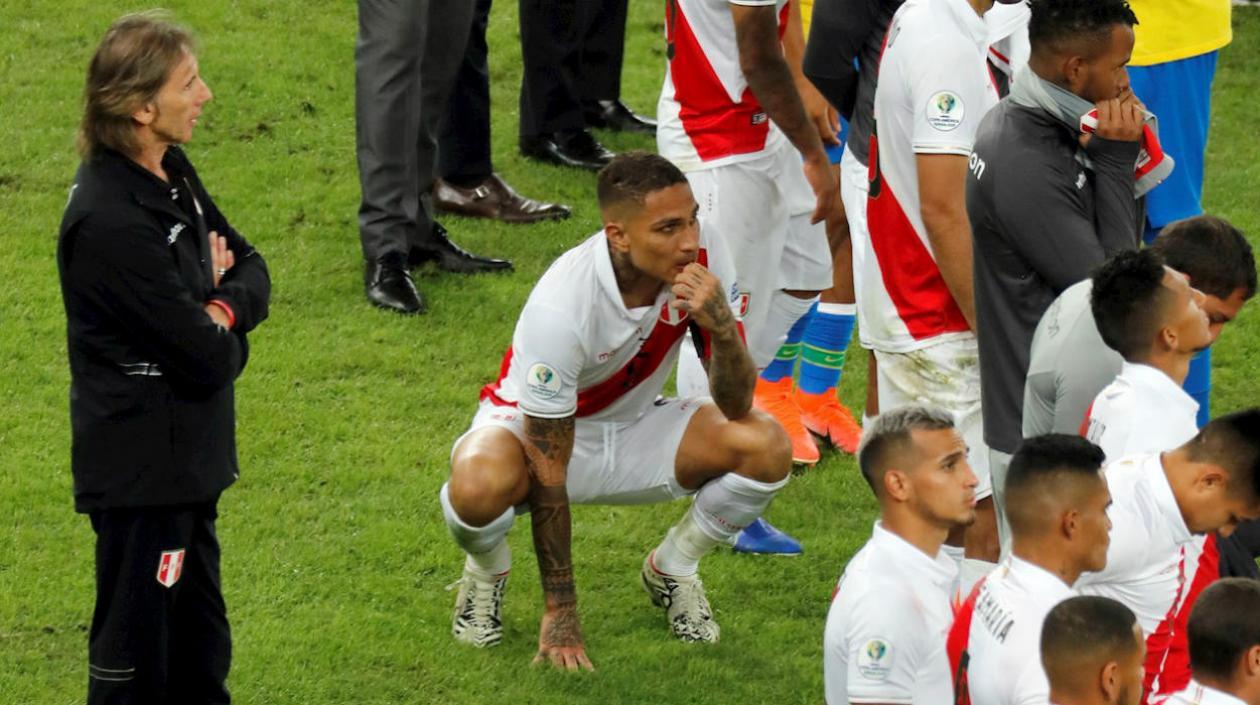 Paolo Guerrero se lamenta tras el final del partido, al lado del técnico Ricardo Gareca. 