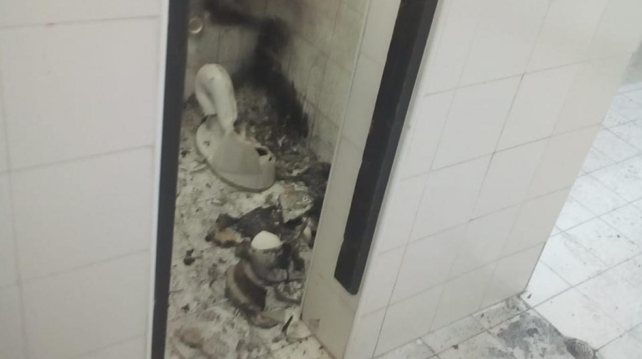 Así quedó el baño tras la detonación. 