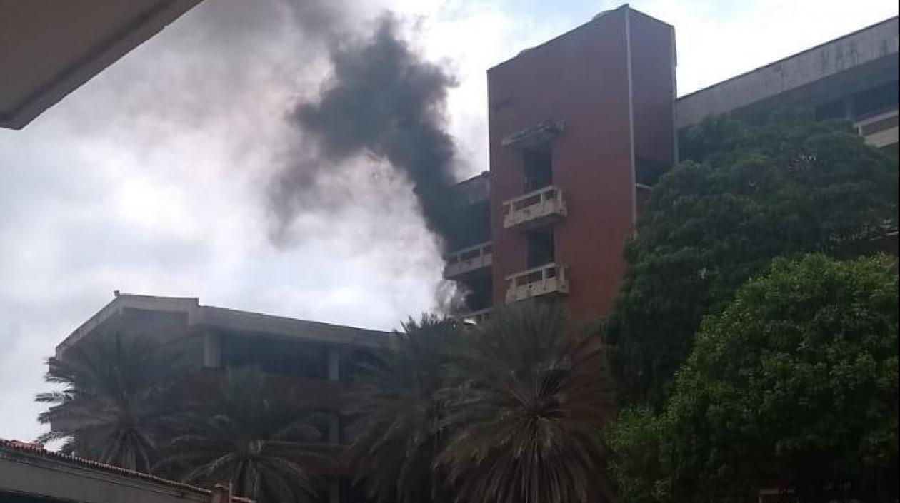 Así se ve el humo que sale del último piso del Bloque D.