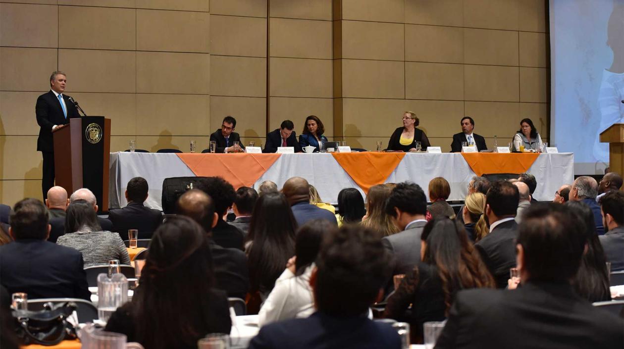 El Jefe de Estado acompañado por los directivos de los entes de control y las autoridades electorales.