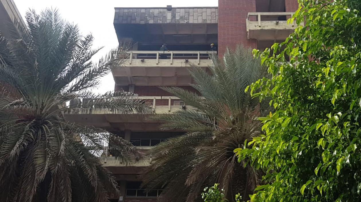 El quinto piso del Bloque D de UniAlántico afectado por un inexplicable incendio en la tarde de este lunes.