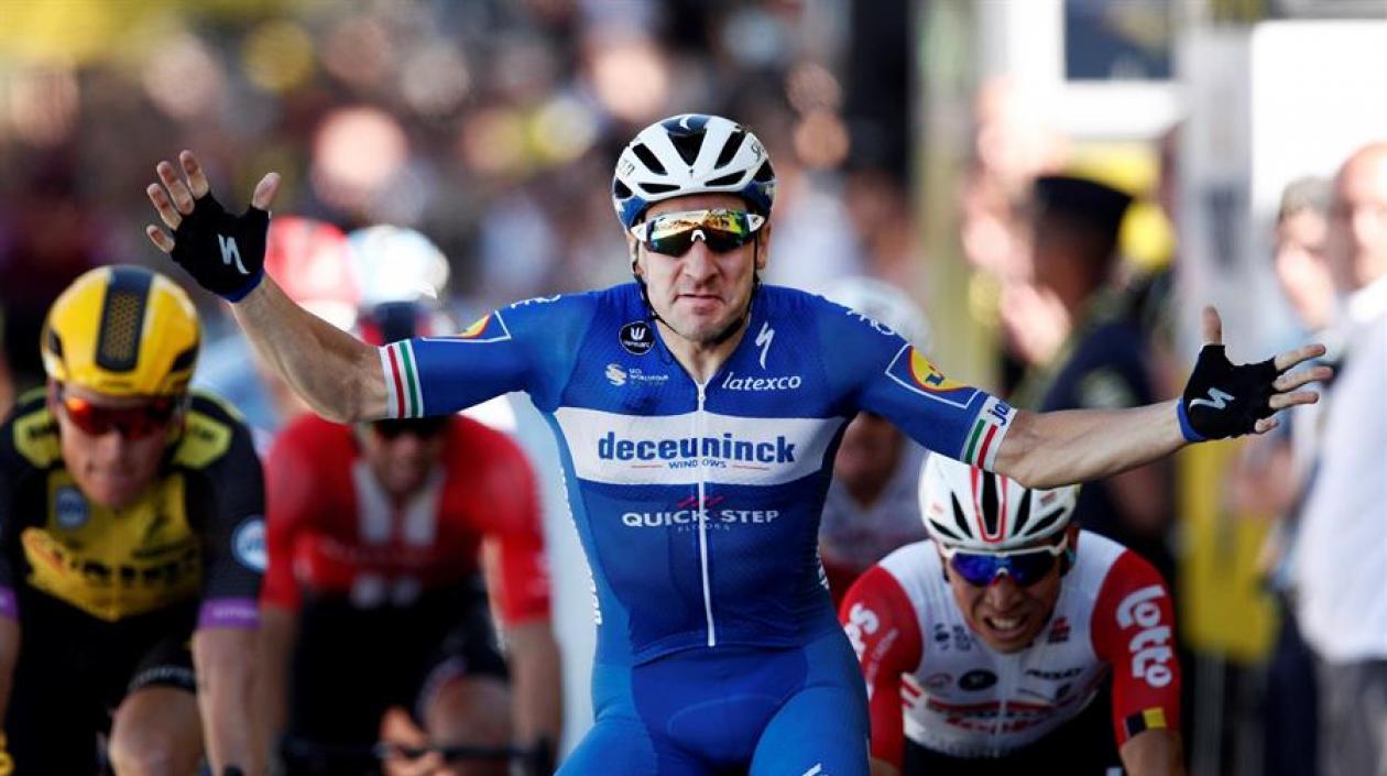 Elia Viviani, levanta los brazos al ganar la cuarta etapa en el Tour.