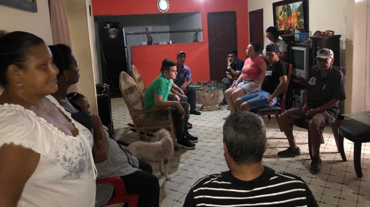 Familia de Sebastián Castro Molina reunida en su casa.