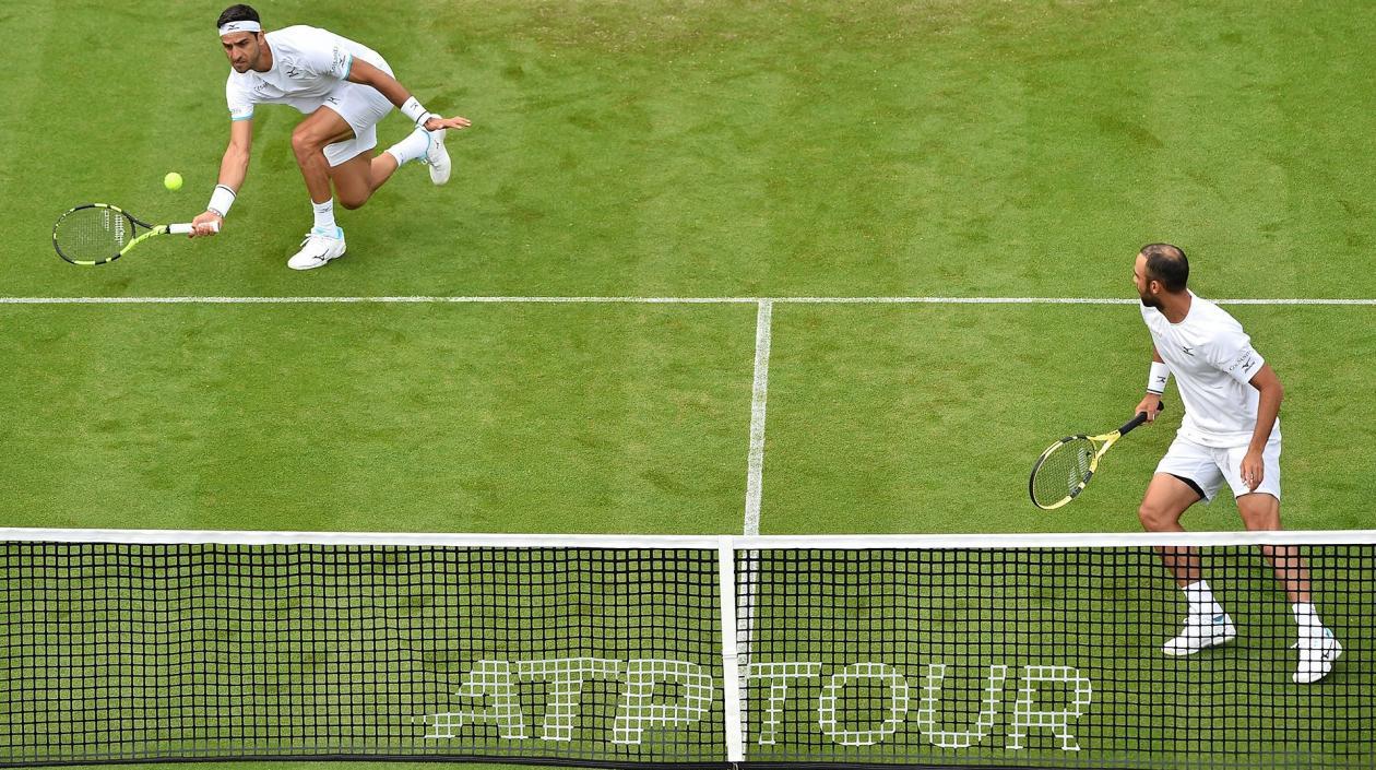 Robert Farah ataca la bola ante la mirada de Juan Sebastián Cabal.