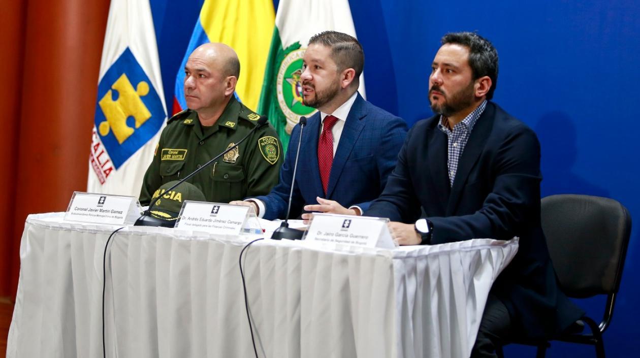 El subcomandante Policía Metropolitana de Bogotá, coronel Javier Martín Gámez; el Fiscal Delegado contra las finanzas criminales, Andrés Jiménez, y el secretario de Seguridad de Bogotá, Jairo García.