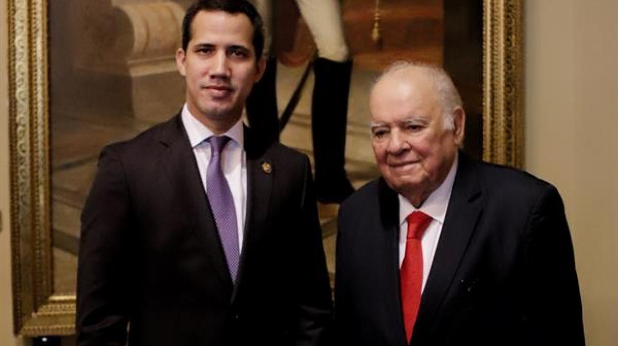 Juan Guaidó y Enrique Iglesias, mediador de la Unión Europea.