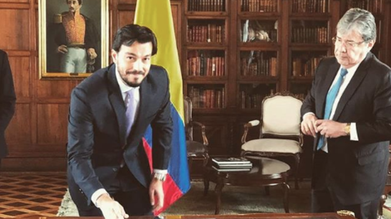 Luciano D'Alessandro firmando el documento que oficializa su nacionalidad.