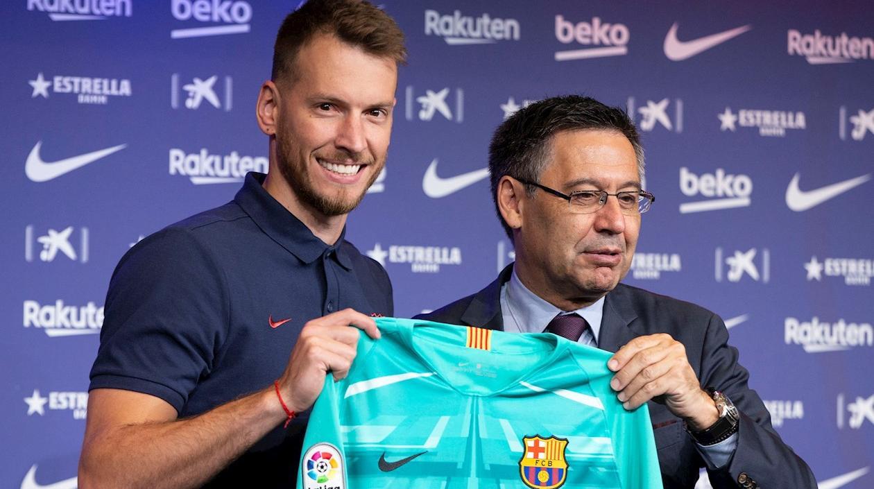 El portero brasileño Neto, posa junto al presidente del Barcelona, Josep María Bartomeu.