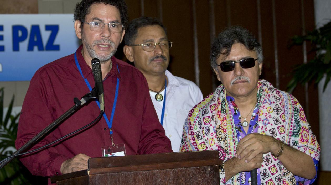 Pastor Alape y Jesús Santrich en una foto de archivo del proceso de paz.