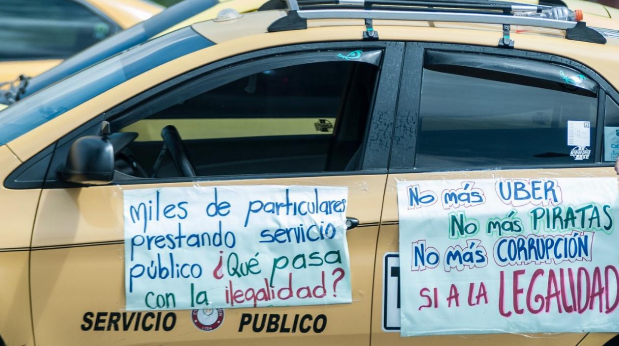 Taxistas en caravana por el norte de Barranquilla.