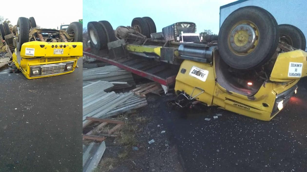 Así quedó el camión volcado en la vía Ciénaga Barranquilla.
