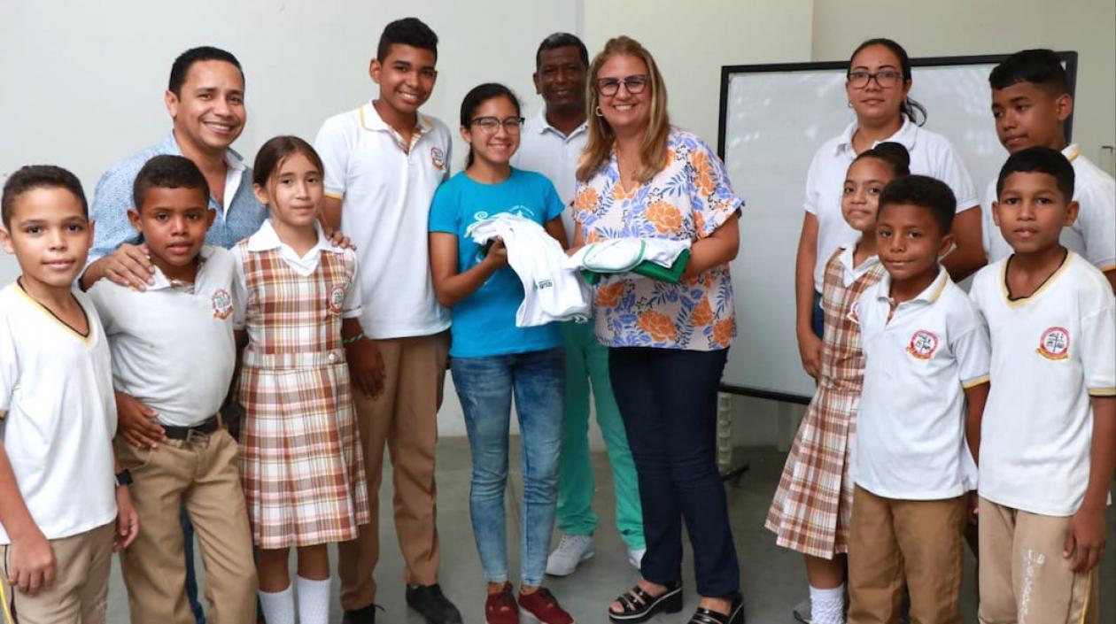 La Secretaria de Educación, Bibiana Rincón, con estudiantes barranquilleros.