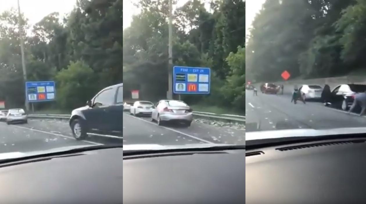 Conductores recogiendo billetes del piso.