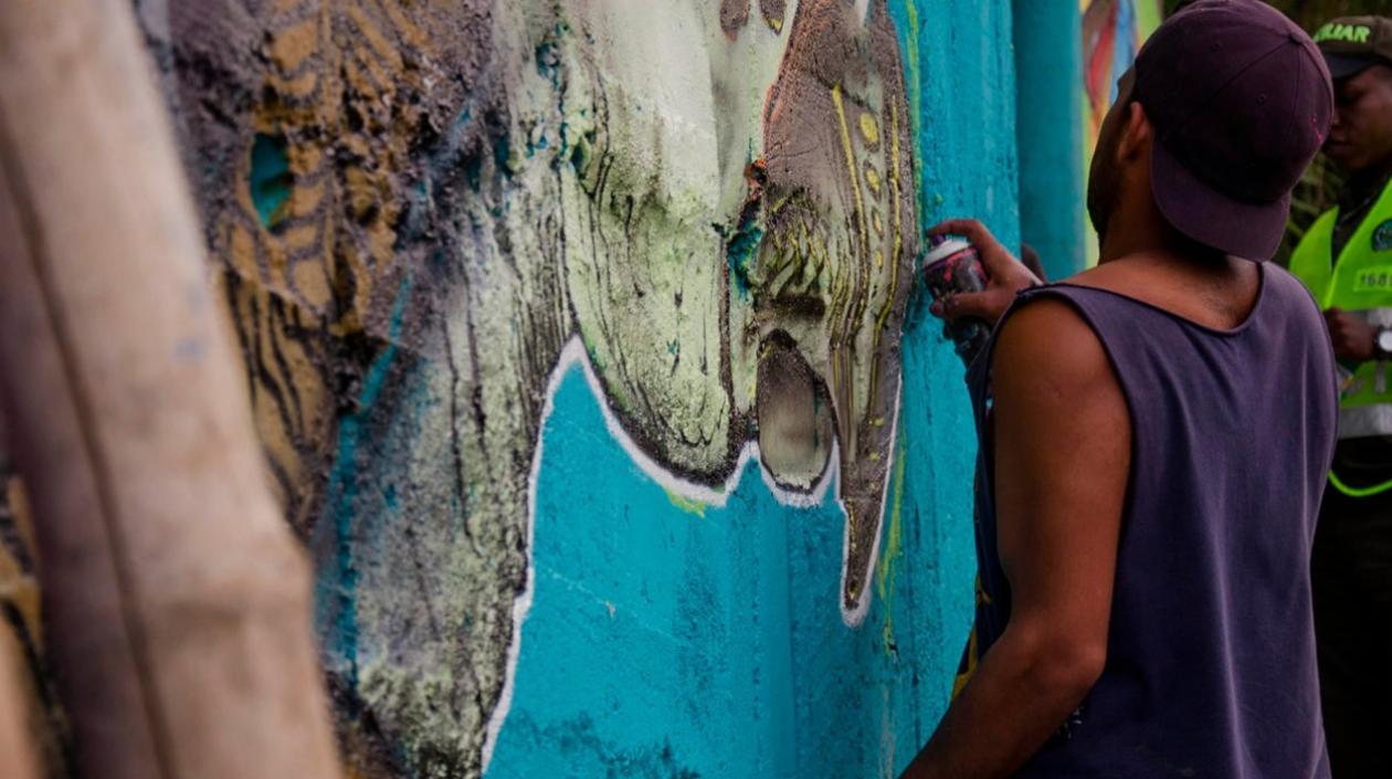 Kevin Ortiz, ‘Kenort’, interviniendo un mural.