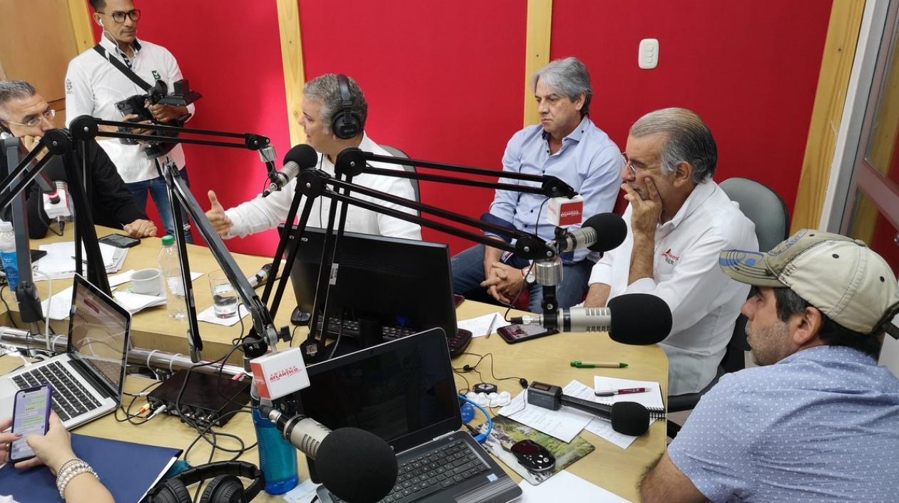 El Presidente Duque en entrevista con Jorge Cura, lo observan el Gobernador y el Alcalde.