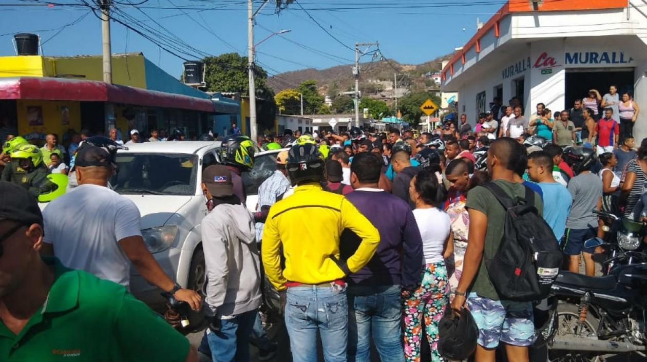 Una multitud en los alrededores del lugar del asesinato.