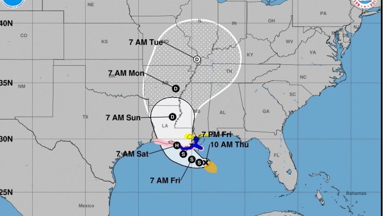Fotografía cedida por el Centro Nacional de Huracanes (NHC) de Estados Unidos donde se muestra el pronóstico de cinco días de la tormenta tropical Barry durante su paso por la costa del Golfo de México.