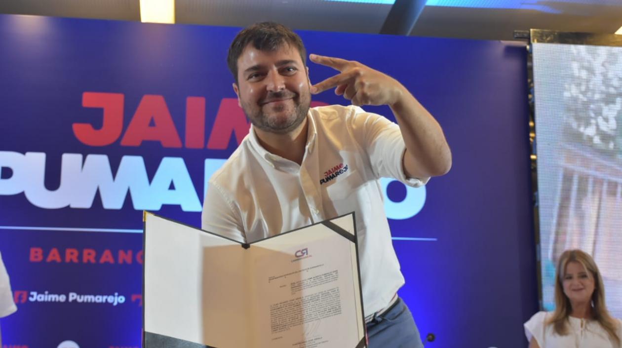 Jaime Pumarejo muestra el aval de Cambio Radical.