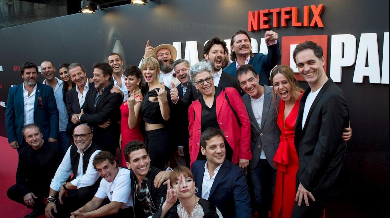 Elenco y equipo de producción de 'La casa de papel'.