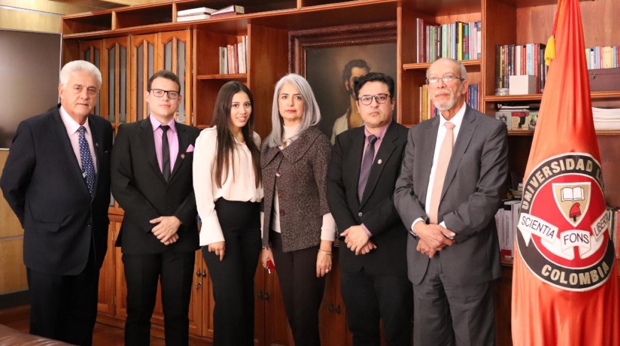 Los estudiantes exaltados y los académicos que los acompañaron.