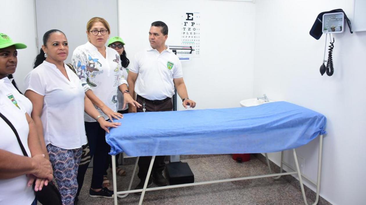 La Secretaria de Salud, Alma Solano, inspeccionando las instalaciones.