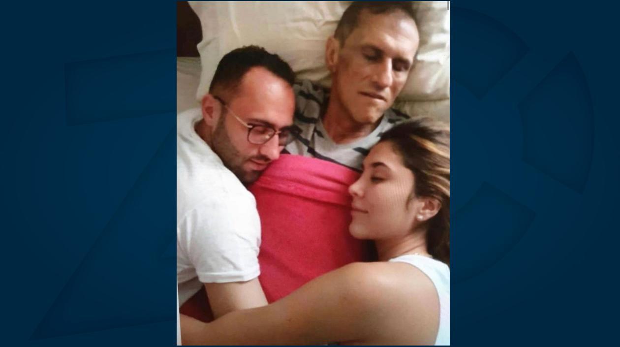 David y Daniela Ospina con su padre Hernán. 