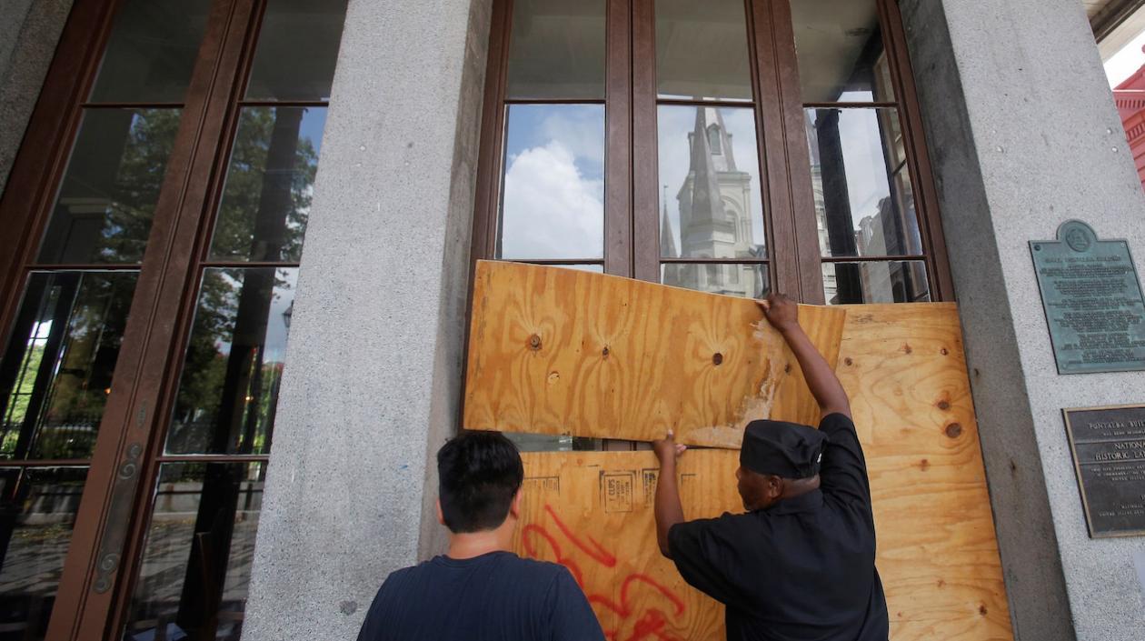 Un restaurante se prepara para afrontar los vientos de Barry.